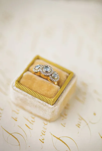 Invitations de mariage et bague jaune dans la boîte en velours — Photo