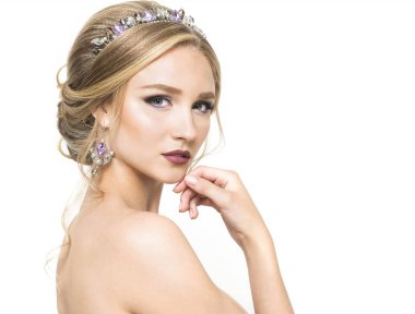 Genç güzel kız makyaj ve saç modeli ile