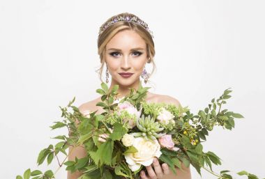 Genç güzel gelin düğün buketi ile