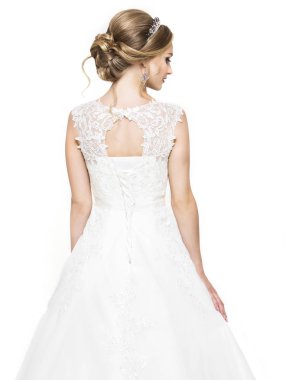 Gelinlik giymiş güzel beyaz bir gelin.