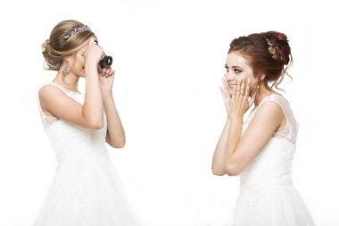 İki genç gelinler düğün fotoğraf yapma güzel