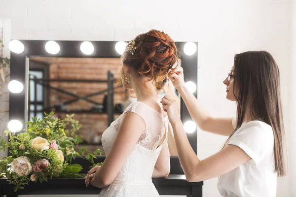 Fiatal szép menyasszony és a stúdió előtt esküvő stylist — Stock Fotó