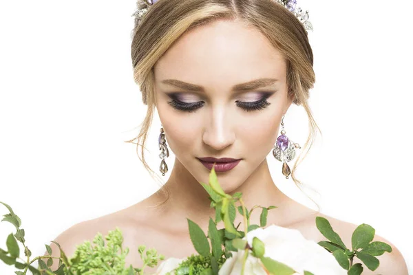 Giovane sposa carina con bouquet da sposa — Foto Stock