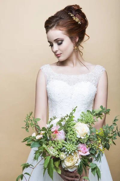 Young pretty bride with wedding bouquet — Stock Photo, Image