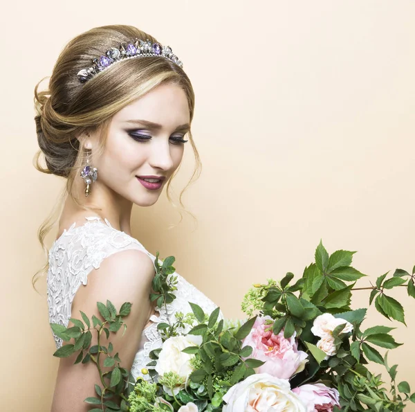 Genç güzel gelin düğün buketi ile