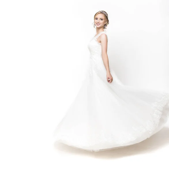 Jonge mooie blanke bruid in trouwjurk — Stockfoto