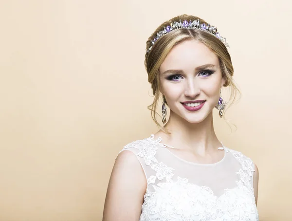 Giovane bella sposa caucasica in abito da sposa — Foto Stock