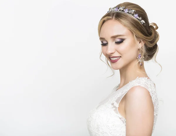 Giovane bella sposa caucasica in abito da sposa — Foto Stock