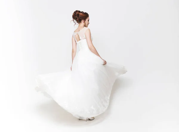 Fiatal csinos fehér menyasszony menyasszonyi ruhában — Stock Fotó