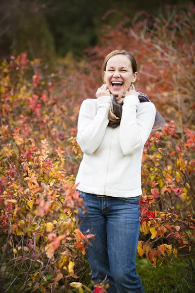 Mladá docela usmívající se žena v podzimním lese — Stock fotografie