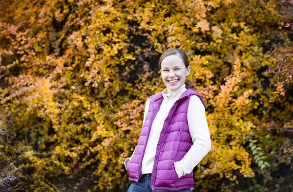 Joven mujer bastante sonriente en el bosque de otoño —  Fotos de Stock