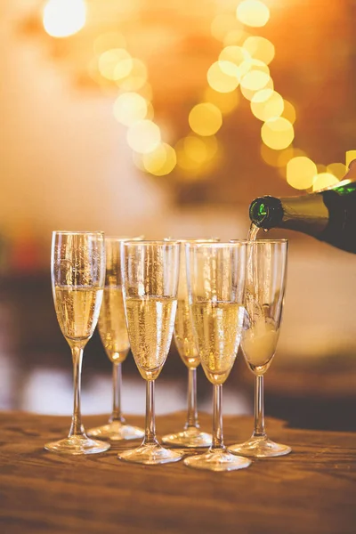 Champagneglazen op gouden achtergrond. Party concept — Stockfoto