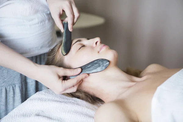 Mujer joven tiene tratamiento facial en clínica de belleza — Foto de Stock