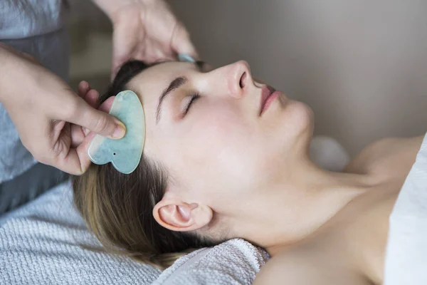 Mujer joven tiene tratamiento facial en clínica de belleza —  Fotos de Stock