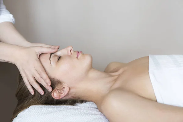 Gezicht massage of schoonheidsbehandeling in spa salon — Stockfoto