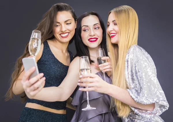 Three young pretty woman having fun and making selfie — Stock Photo, Image