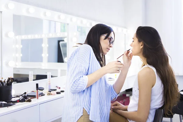 Junge Make-up-Artist macht Makeover für hübsches Modell — Stockfoto