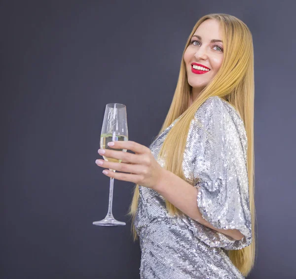 Şampanya kadınla güleryüzlü genç güzel