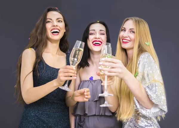 Tres mujeres jóvenes divirtiéndose con champán — Foto de Stock