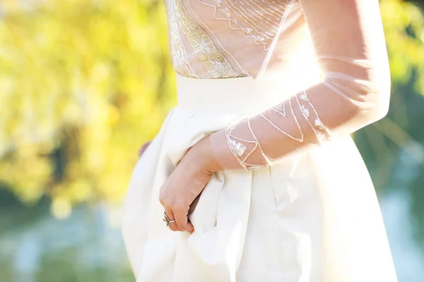 Junge Braut im weißen Hochzeitskleid im Freien — Stockfoto