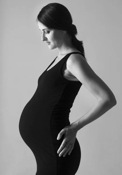 Молодая красивая беременная женщина в студии — стоковое фото