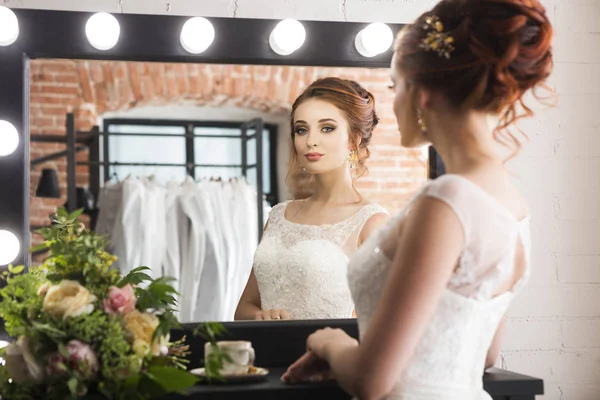 Молодая красивая улыбающаяся невеста возле зеркала — стоковое фото