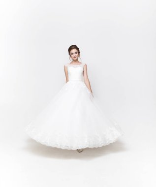 Gelinlik giymiş güzel beyaz bir gelin.