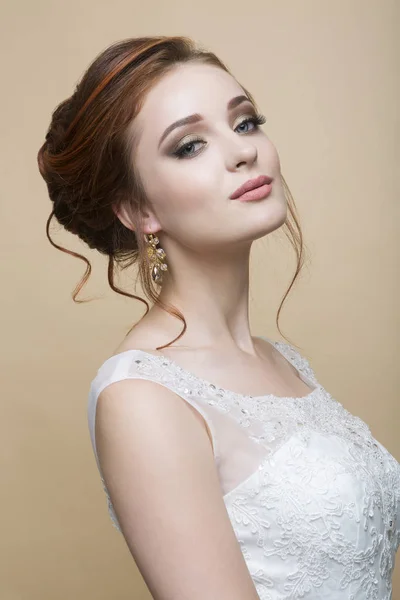 Jeune jolie mariée caucasienne en robe de mariée — Photo