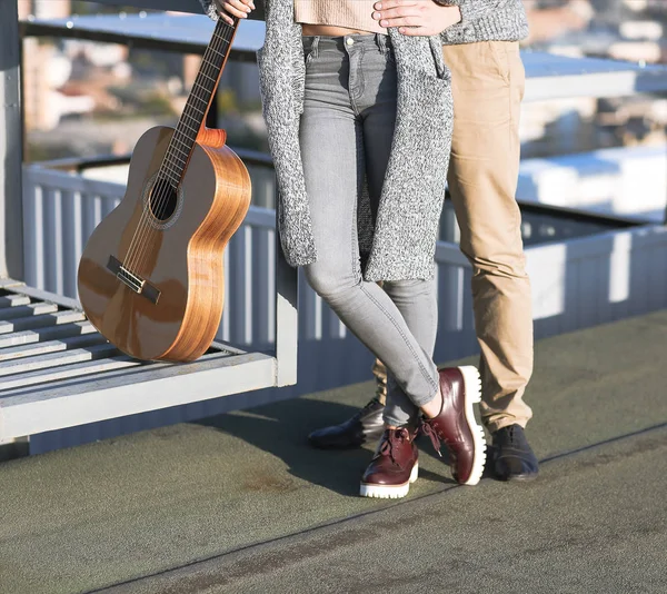 Genç erkek ve kadın üzerinde sonbahar günbatımı açık havada kucaklamak