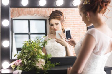 Selfie ayna yakınındaki yapma genç güzel gelin