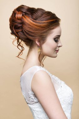 Gelinlik giymiş güzel beyaz bir gelin.