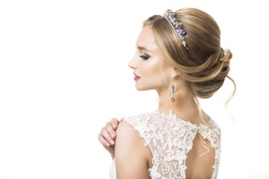 Gelinlik giymiş güzel beyaz bir gelin.