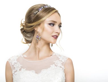 Gelinlik giymiş güzel beyaz bir gelin.