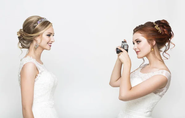 Dos novias guapas jóvenes haciendo foto de boda —  Fotos de Stock