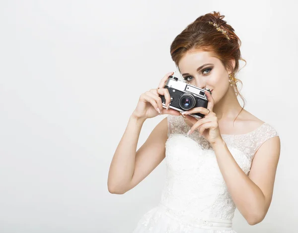 Молодая красивая невеста с фотоаппаратом — стоковое фото