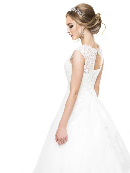 Junge hübsche kaukasische Braut im Brautkleid — Stockfoto