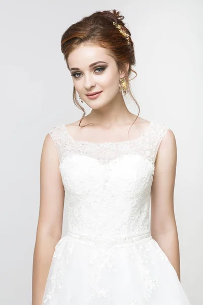 若いです可愛いですcaucasian花嫁でウェディングドレス — ストック写真