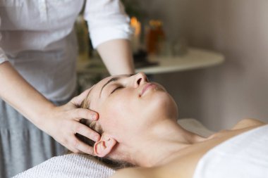 Kaplıca salonunda yüz masajı ya da güzellik tedavisi