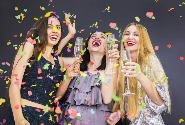 Tre giovani donne si divertono con lo champagne — Foto Stock