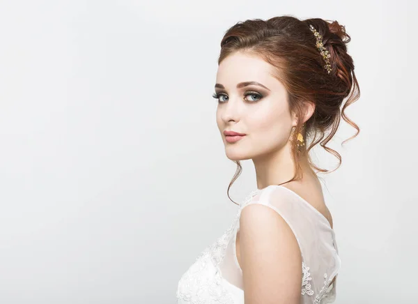 Молодая довольно кавказская невеста в свадебном платье — стоковое фото