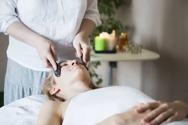 Mujer joven tiene tratamiento facial en clínica de belleza —  Fotos de Stock