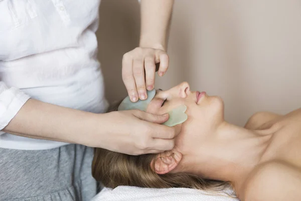 Mujer joven tiene tratamiento facial en clínica de belleza —  Fotos de Stock