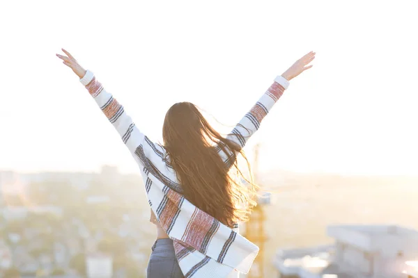 Young woman outdoors on city background in sunny day — Stock Photo, Image