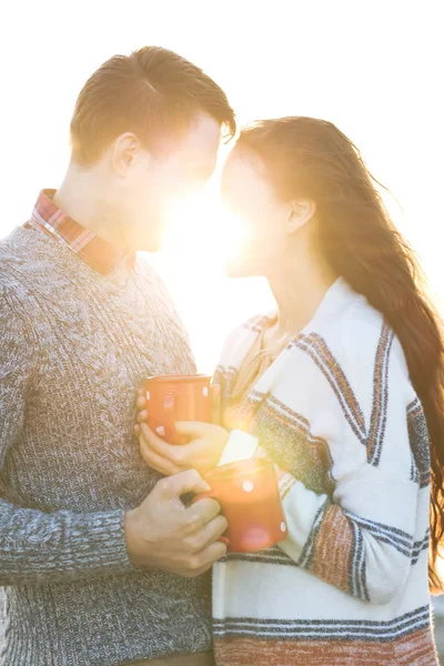 Молодий чоловік і жінка п'ють каву на відкритому повітрі — стокове фото