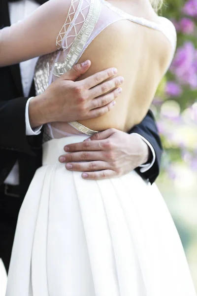 Young bride and groom outdoors — Stock Photo, Image