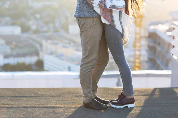 Ung man och kvinna omfamna och ha kul utomhus — Stockfoto