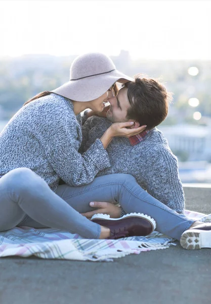 Jovem homem e mulher beijando e se divertindo ao ar livre — Fotografia de Stock