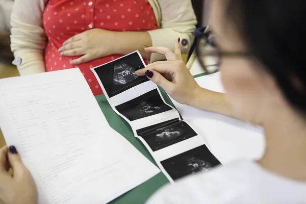 Unga gravid kvinna på läkare kontor — Stockfoto