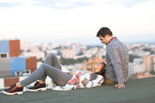 Mladý muž a žena objetí a baví venku — Stock fotografie