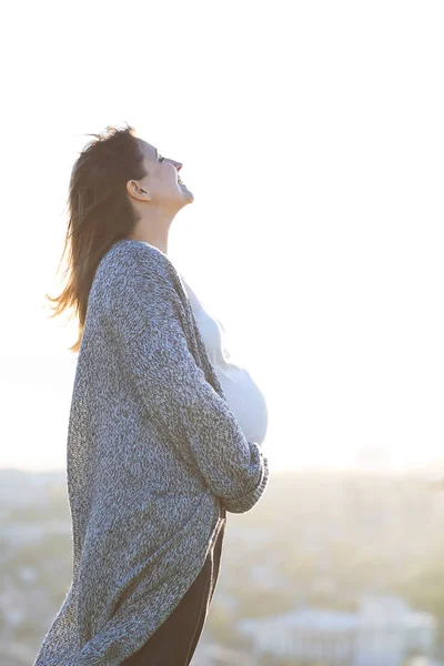 Молодая беременная женщина на открытом воздухе осенний день — стоковое фото